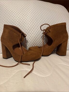 Women’s Lace-Up Suede Block Heel Pumps in Brown